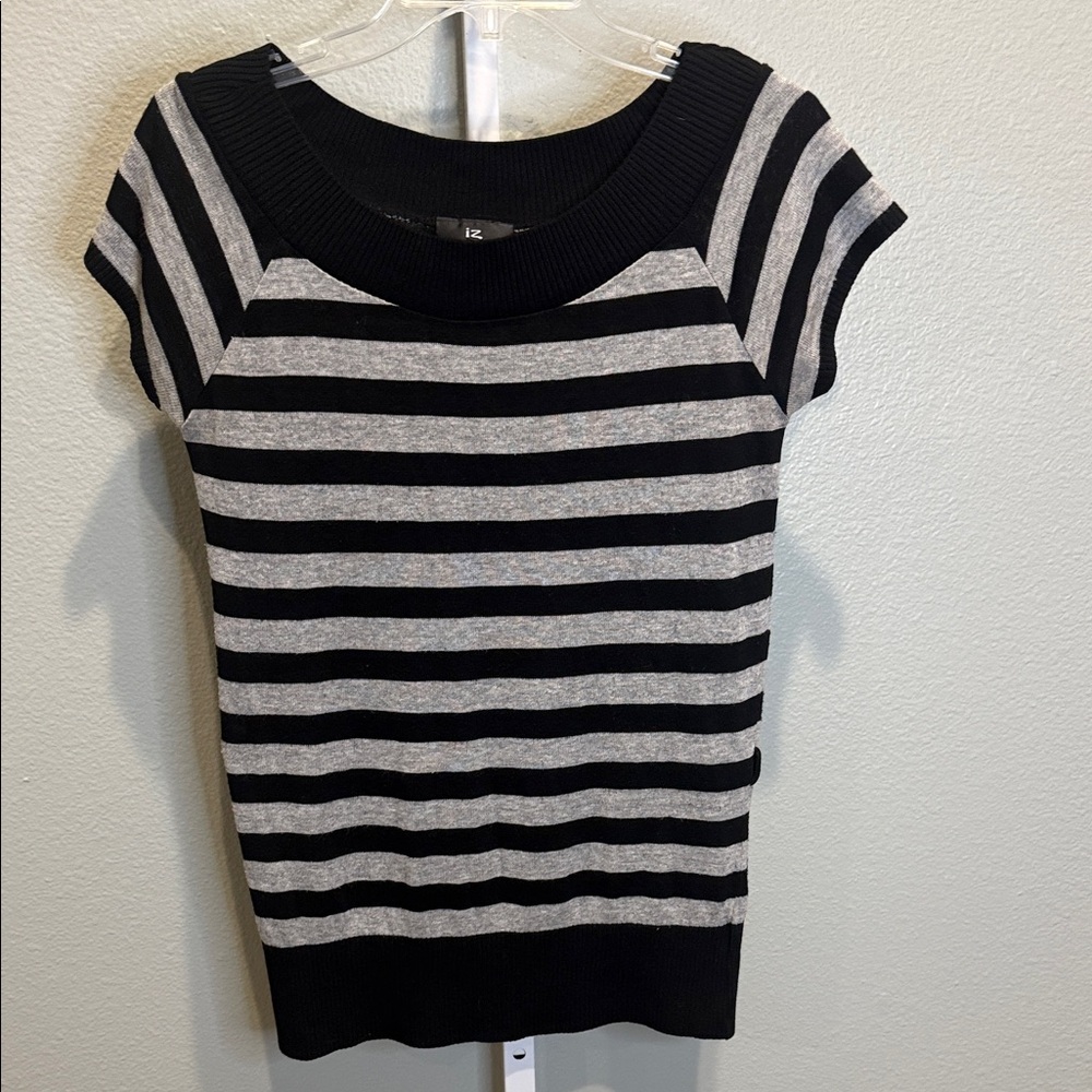 Iz Byer Black & Gray Striped Short Sleeve Knit Top